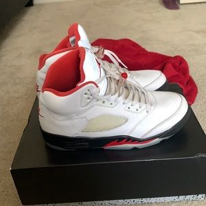 AIR JORDAN 5s 2020 Fire Red Silver Tongue (8.5)